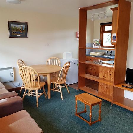 Tolroy Manor Holiday Park Хейл Екстериор снимка