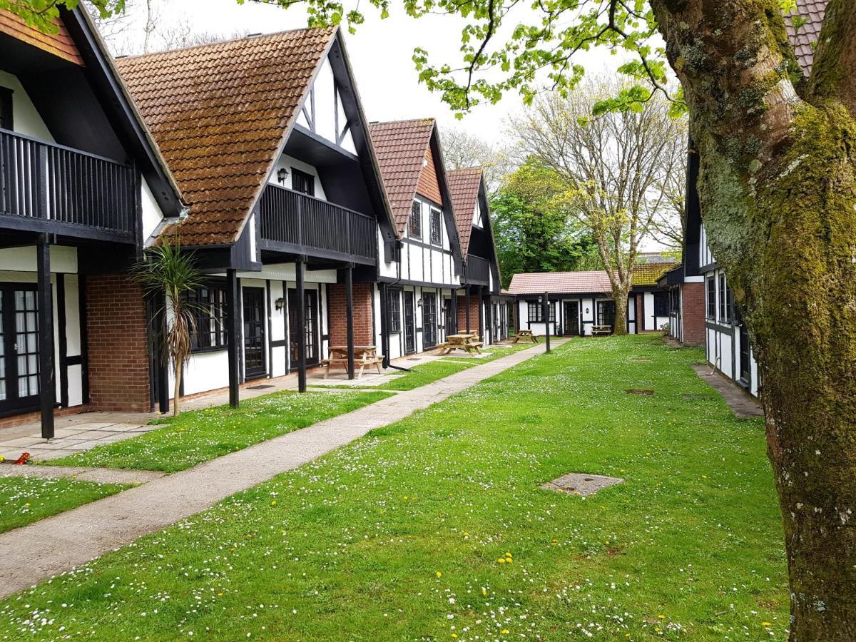 Tolroy Manor Holiday Park Хейл Екстериор снимка