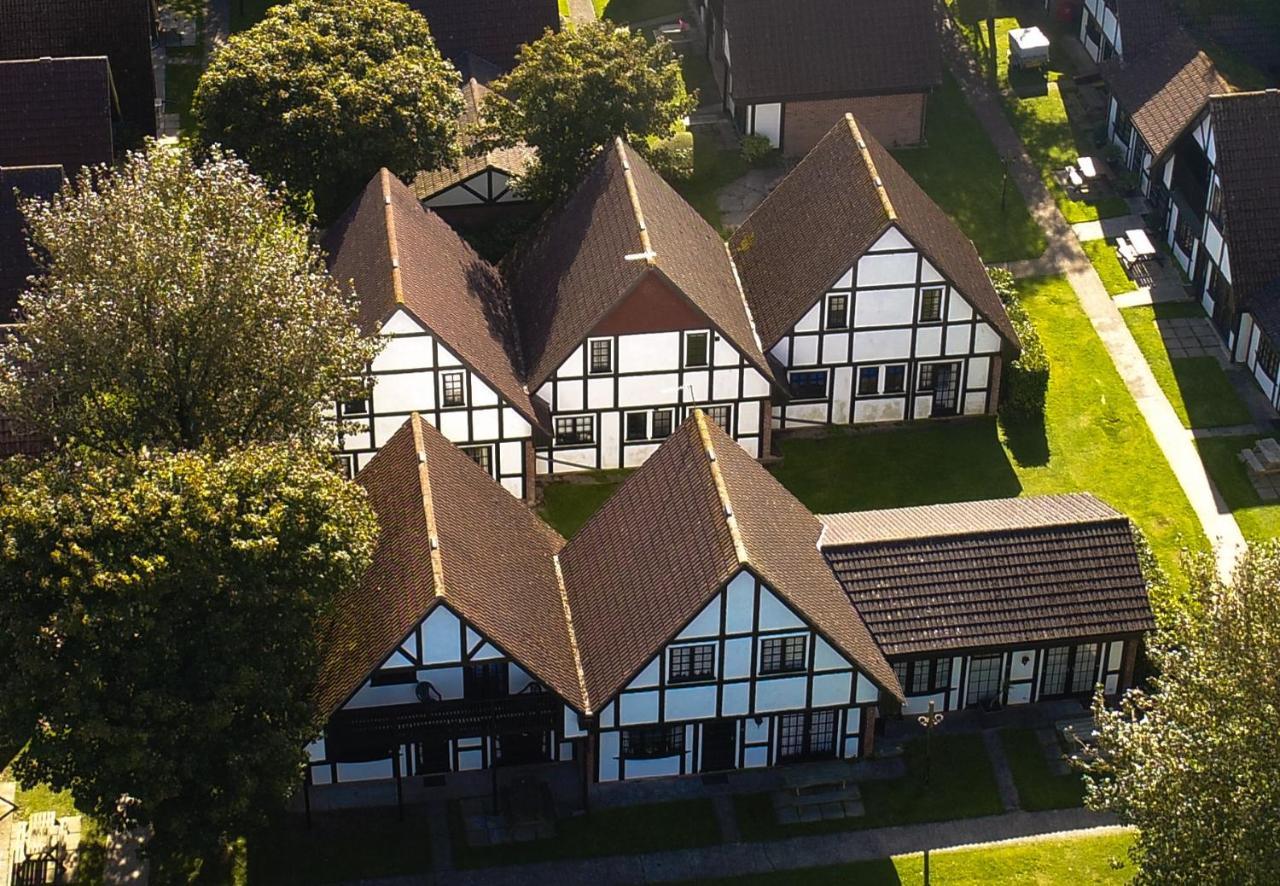Tolroy Manor Holiday Park Хейл Екстериор снимка
