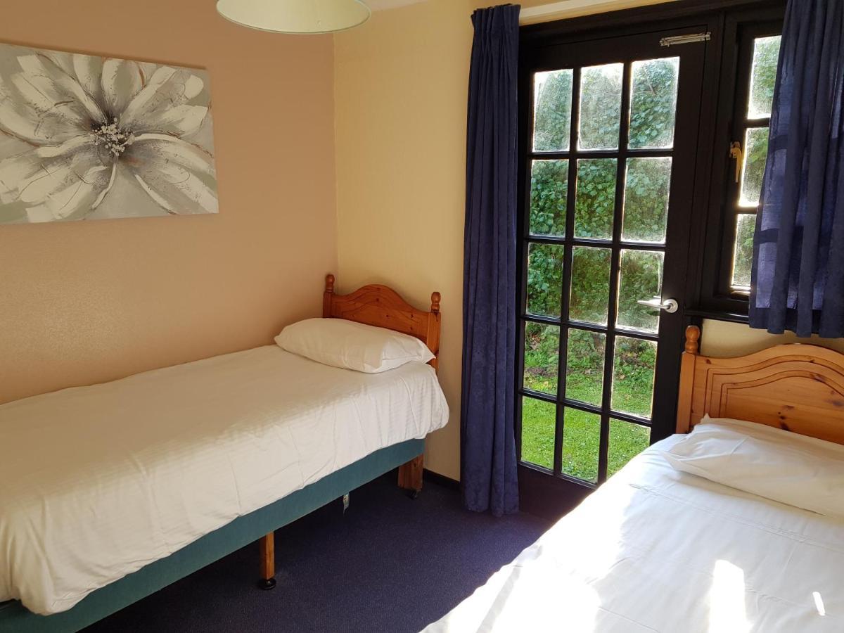 Tolroy Manor Holiday Park Хейл Екстериор снимка