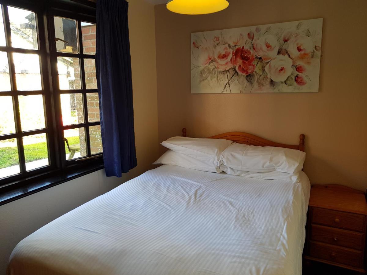 Tolroy Manor Holiday Park Хейл Екстериор снимка