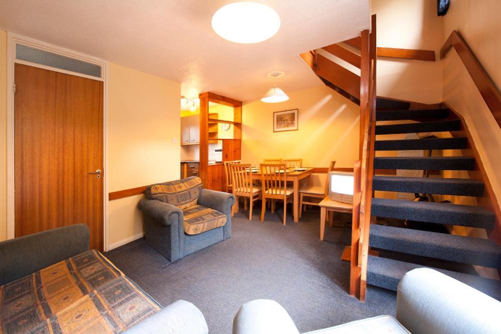 Tolroy Manor Holiday Park Хейл Екстериор снимка